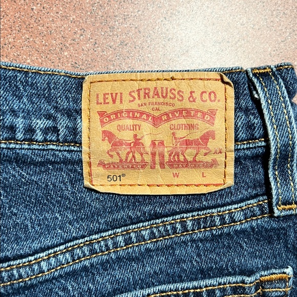 Levi's 501‎ Dark Blue Jean Shorts with Frayed Hem W26 - Picture 3 of 12